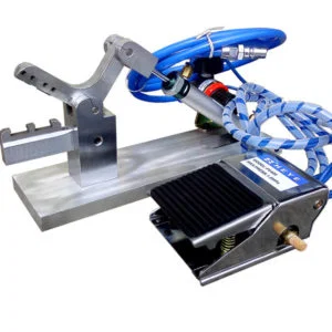 Aseta sisäjohto muovisen langan kynsipidikkeen päälle