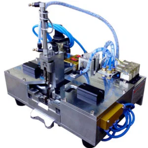 Aseta sisäjohto muovisen langan kynsipidikkeen päälle