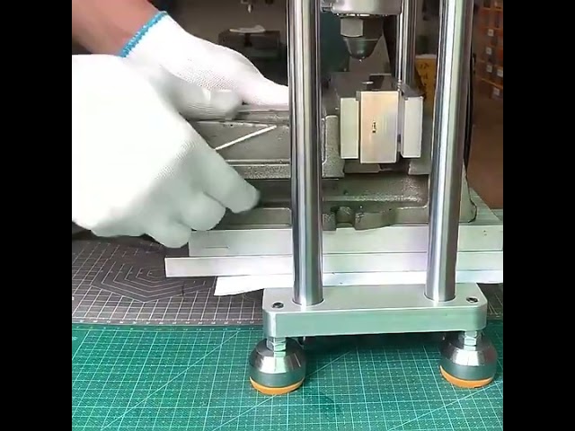 Vertical Small Plastic Injection Molding Machine   10g20g Plastic Molder