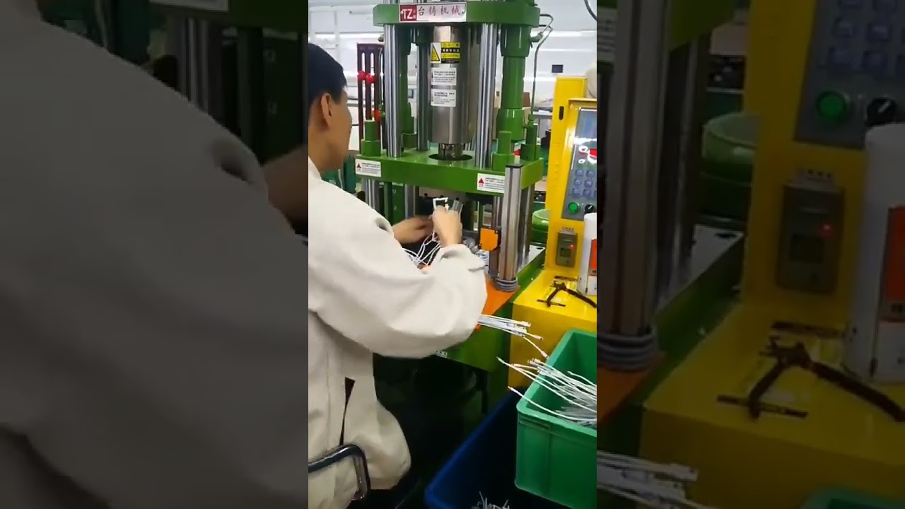 Vertical Small Plastic Injection Molding Machine   Moulding Machinery